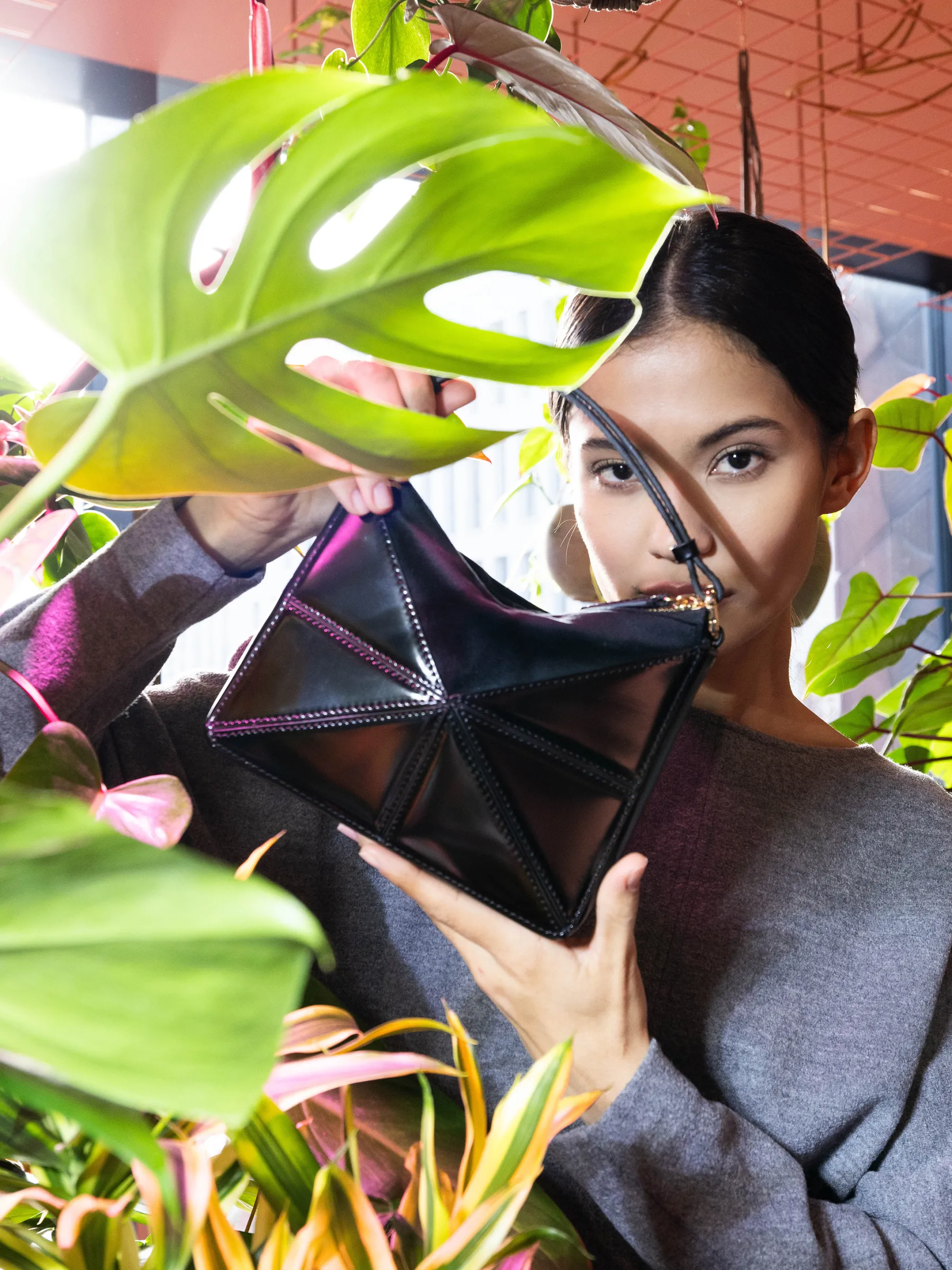 Hot Handtasche TRIANGLE  Leder Specchio black/gold Handtaschen